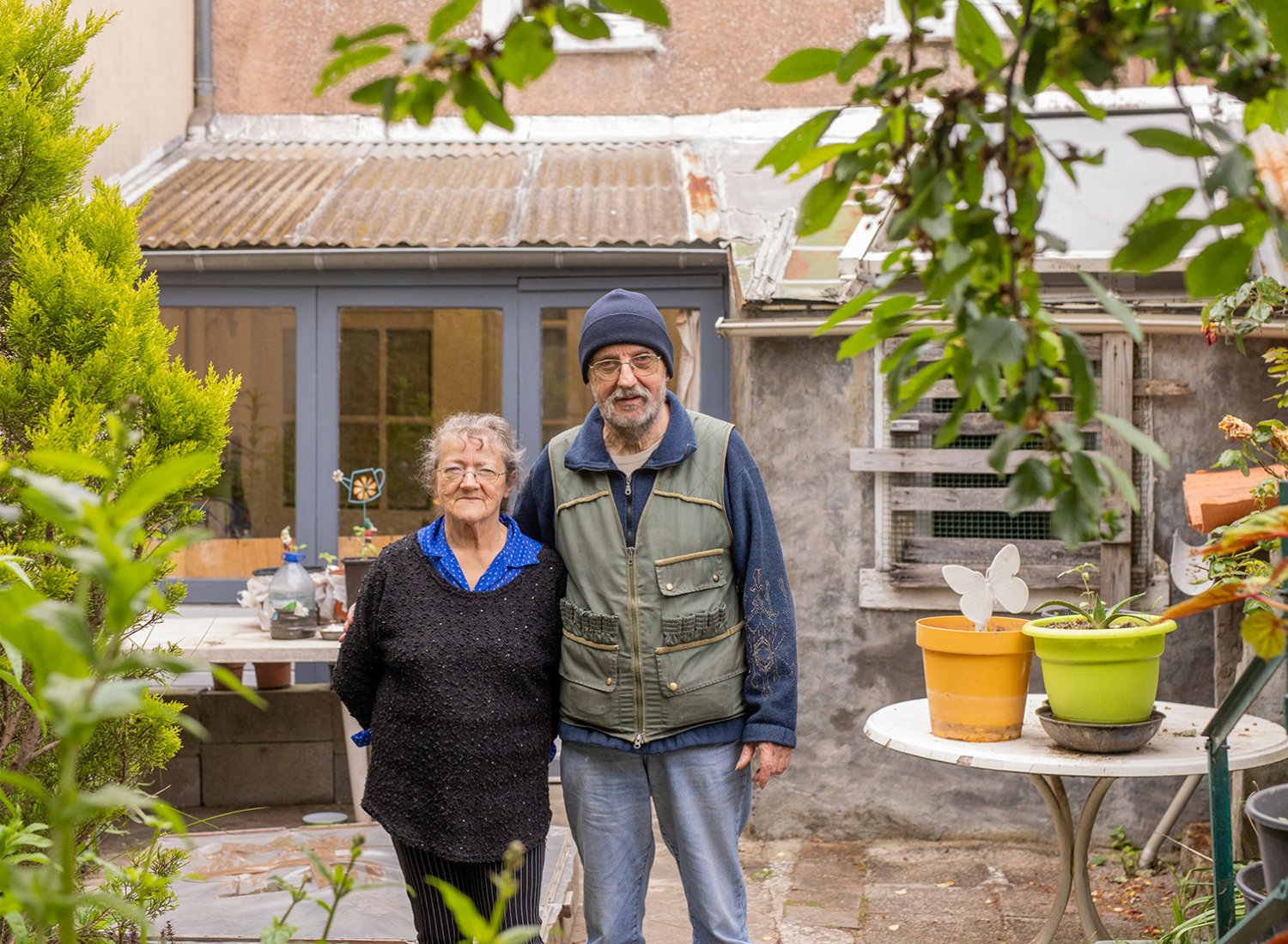 Bernadette et Jacques dans leur jardin 